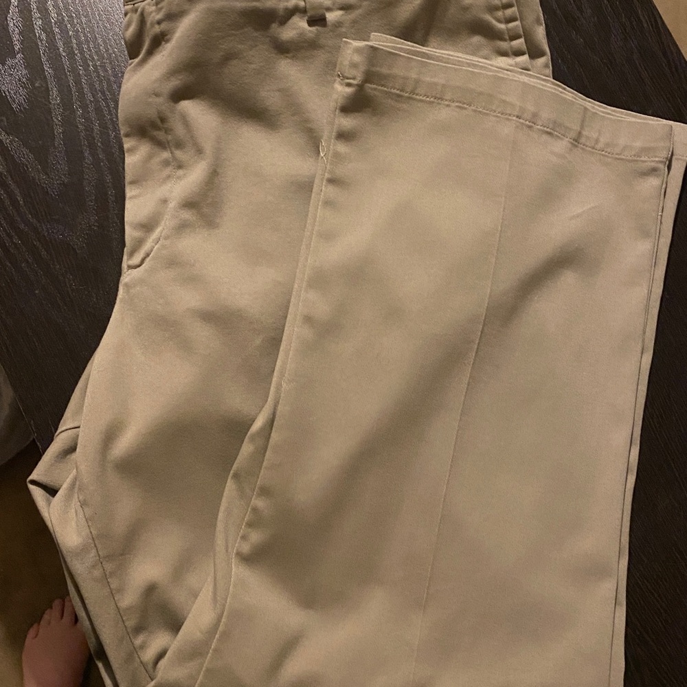 Dockers Men’s Classic Fit Chino Pants
Size 48W x 30L – Khaki